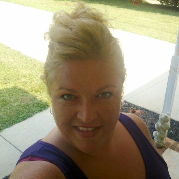 Meet your Posher, Lori - Picture 1 of 1